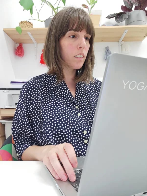 Laura Aguilera escribiendo contenidos de psicología infantil en su ordenador