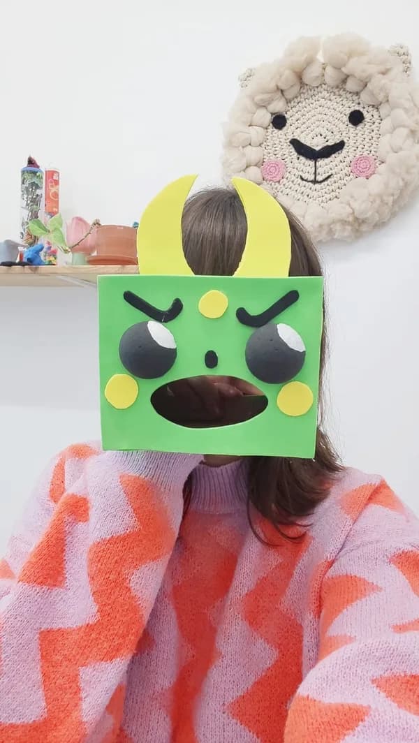 Laura Aguilera con un personaje artesanal de Exploradores de emociones, su podcast infantil