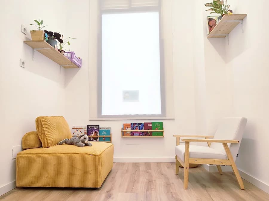 Sala luminosa de terapia infantil del Centro PAI en Sant Andreu, Barcelona