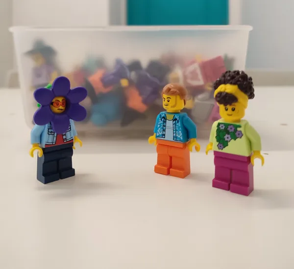 Sesión de terapia infantil utilizando juego simbólico para resolución de conflictos