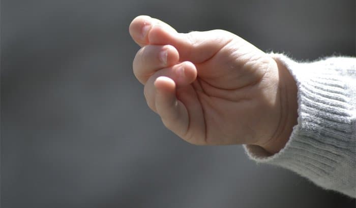Psico Ayuda Infantil - Mi hijo se chupa el dedo: consecuencias y cómo evitarlo (succión digital)