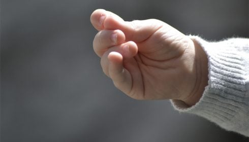 Psico Ayuda Infantil - Mi hijo se chupa el dedo: consecuencias y cómo evitarlo (succión digital)